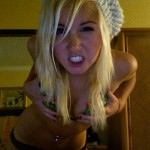 Une emo blonde sexy sexhibe pour la première fois ! emo salope