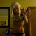 Une emo blonde sexy sexhibe pour la première fois ! emo salope