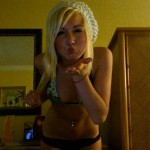Une emo blonde sexy sexhibe pour la première fois ! emo salope
