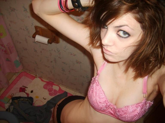 Teen esthéticienne emo 20 ans pour plan très hot emo sexy 2
