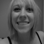 Une belle paire de seins pour cette blonde EMO emo sexy 2