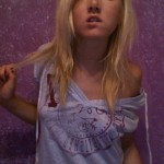Une emo blonde sexy sexhibe pour la première fois ! emo salope
