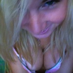 Une emo blonde sexy sexhibe pour la première fois ! emo salope