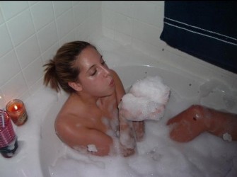 Une belle Emo blonde dans sa salle de bain