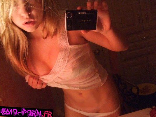 A 18ans, cette emo sexy se montre nue en photo ! emo salope
